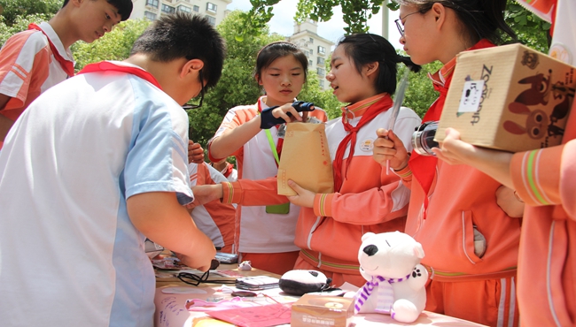 曹杨中学组织开展“赤子公益”爱心义卖活动